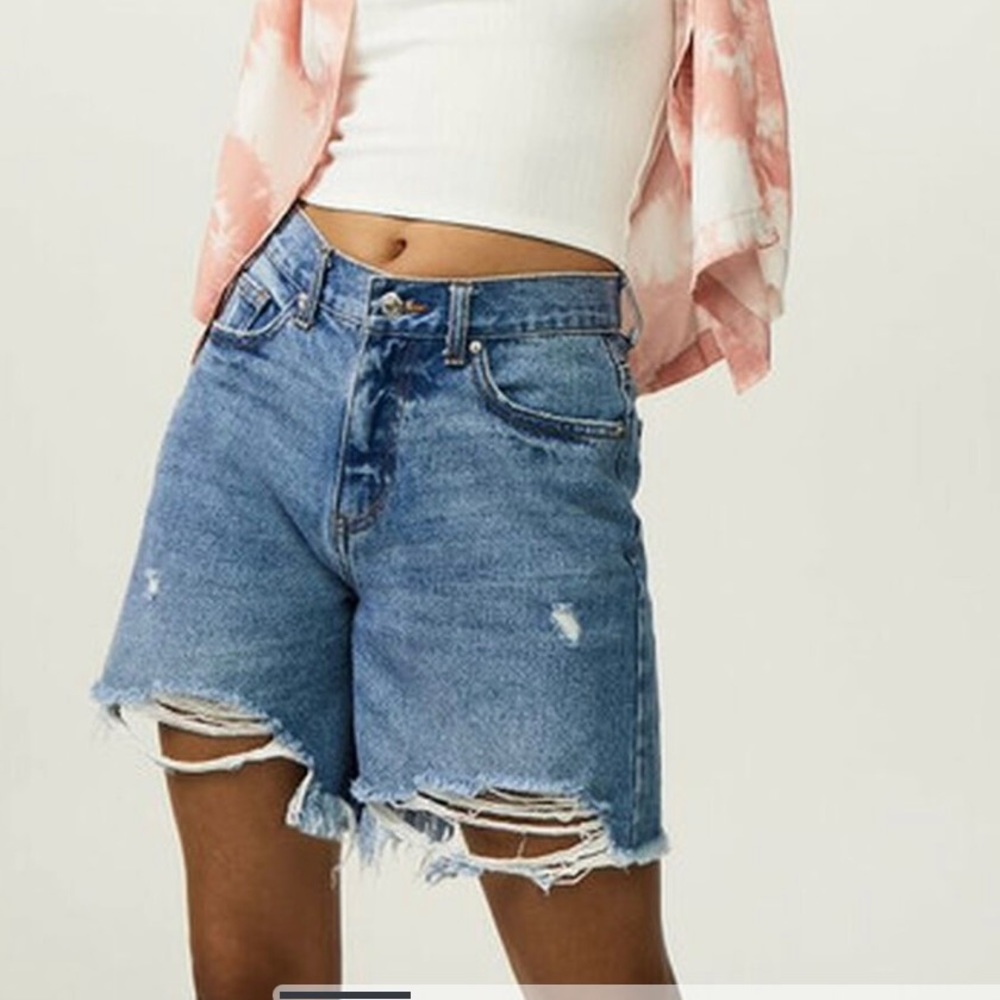 ❤️Forever 21 high-rise distressed mom shorts size 27❤️